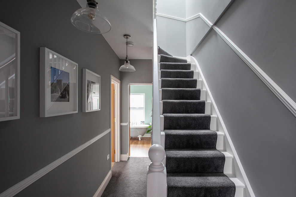 На фото: коридор среднего размера в классическом стиле с серыми стенами, ковровым покрытием и серым полом
