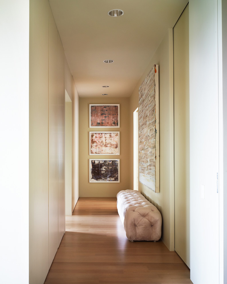 Diseño de recibidores y pasillos clásicos renovados con paredes beige y suelo de madera en tonos medios