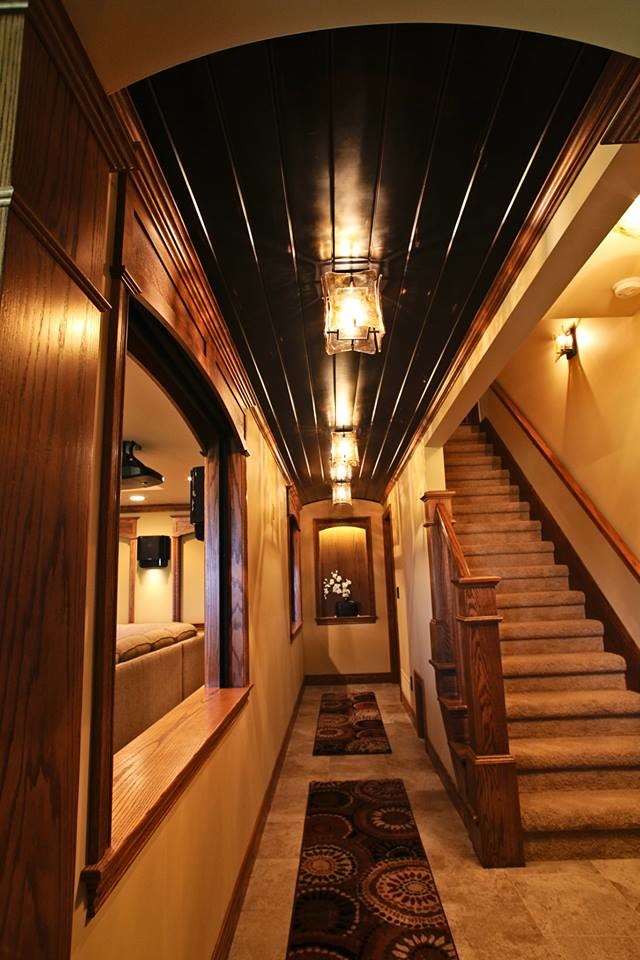 Imagen de recibidores y pasillos tradicionales de tamaño medio con paredes beige y suelo de baldosas de terracota