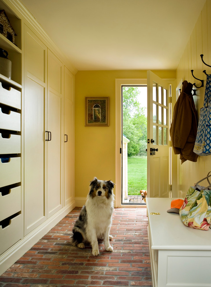 Источник вдохновения для домашнего уюта: коридор среднего размера в стиле кантри с желтыми стенами и кирпичным полом