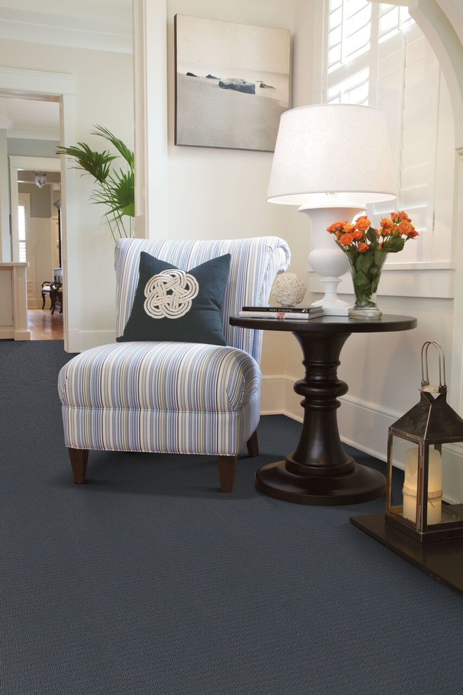 Kleiner Klassischer Flur mit weißer Wandfarbe, Teppichboden und blauem Boden in San Francisco