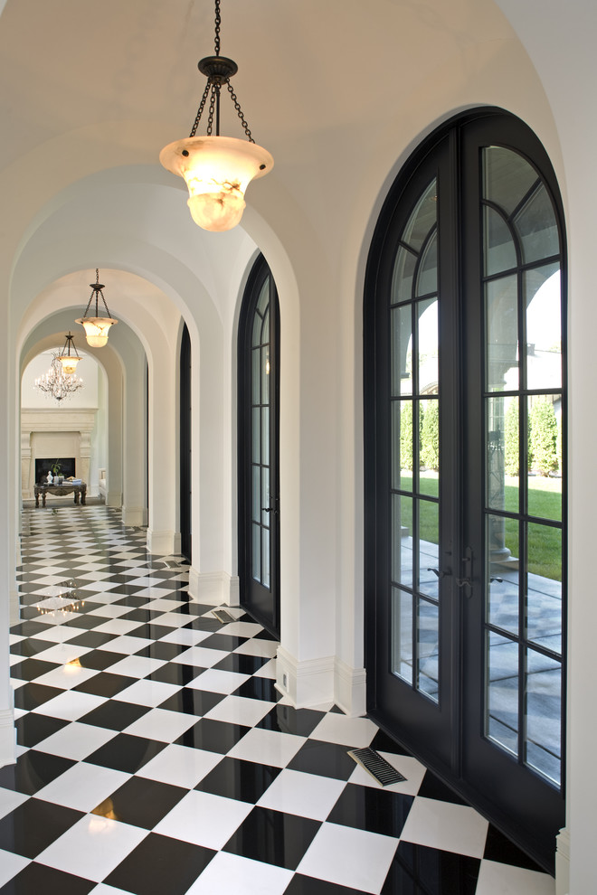 Idéer för en medelhavsstil hall, med vita väggar, marmorgolv och flerfärgat golv