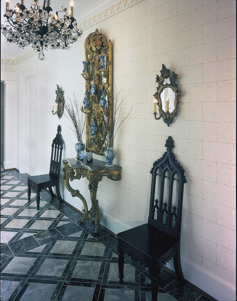 Esempio di un ingresso o corridoio tradizionale di medie dimensioni con pareti beige e pavimento in marmo