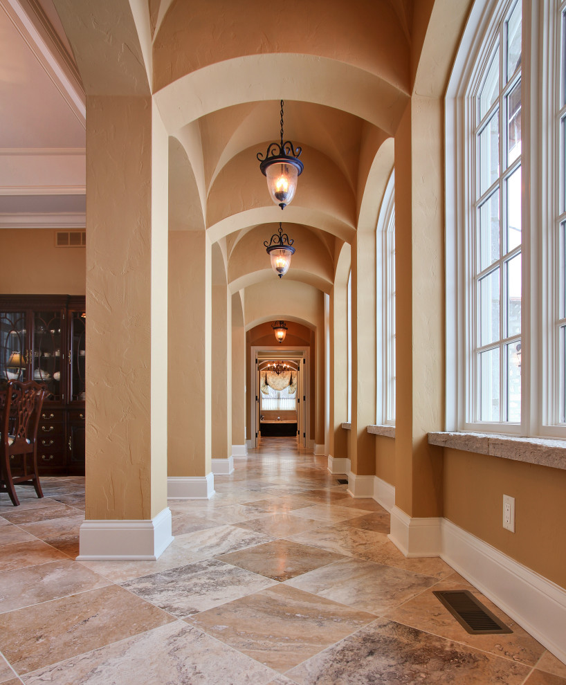 Imagen de recibidores y pasillos abovedados clásicos extra grandes con suelo de mármol