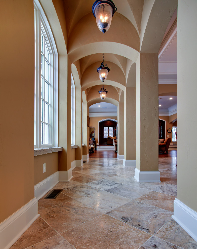 他の地域にあるラグジュアリーな巨大なトラディショナルスタイルのおしゃれな廊下 (大理石の床、三角天井) の写真