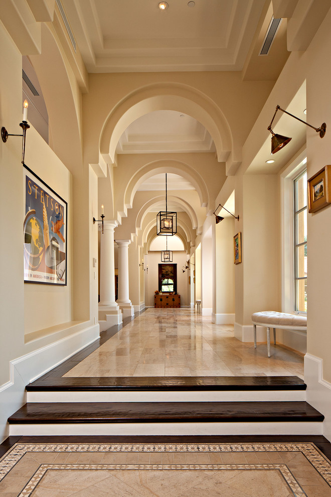 На фото: коридор в классическом стиле с бежевыми стенами, мраморным полом и разноцветным полом с