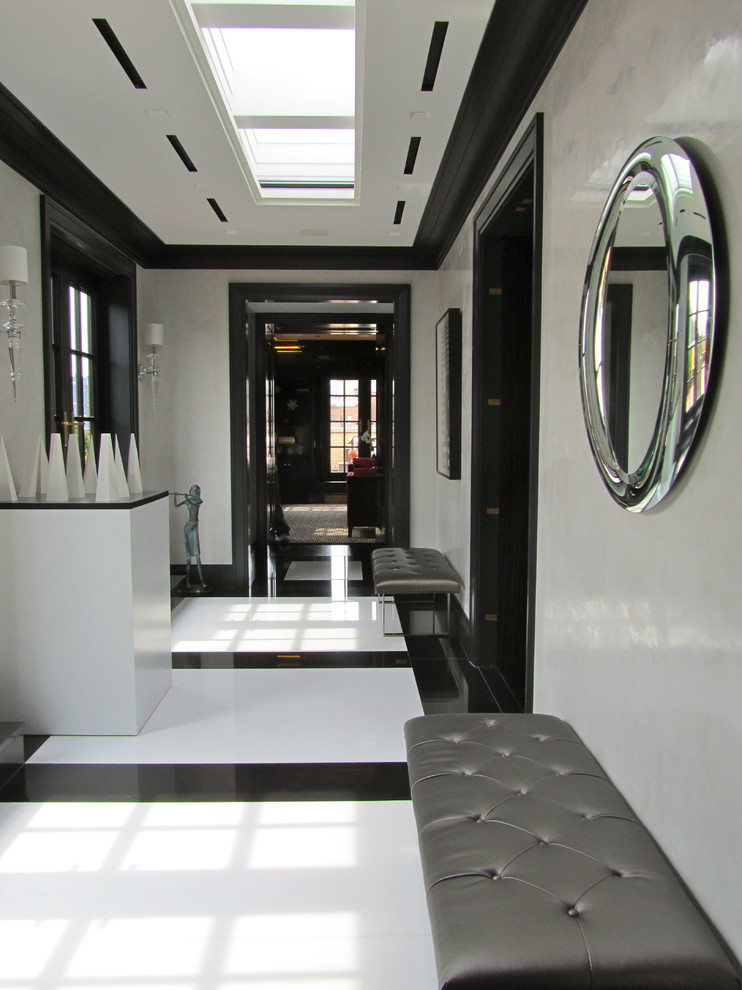 Idee per un ingresso o corridoio contemporaneo con pareti bianche e pavimento multicolore