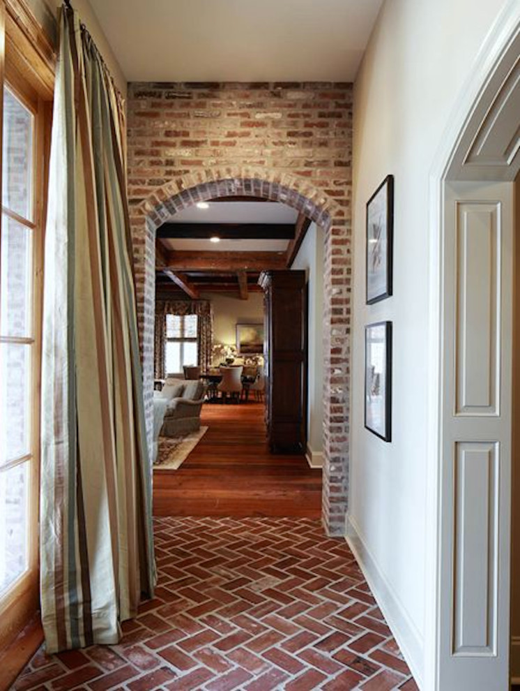Источник вдохновения для домашнего уюта: коридор среднего размера в стиле рустика с белыми стенами, кирпичным полом и красным полом