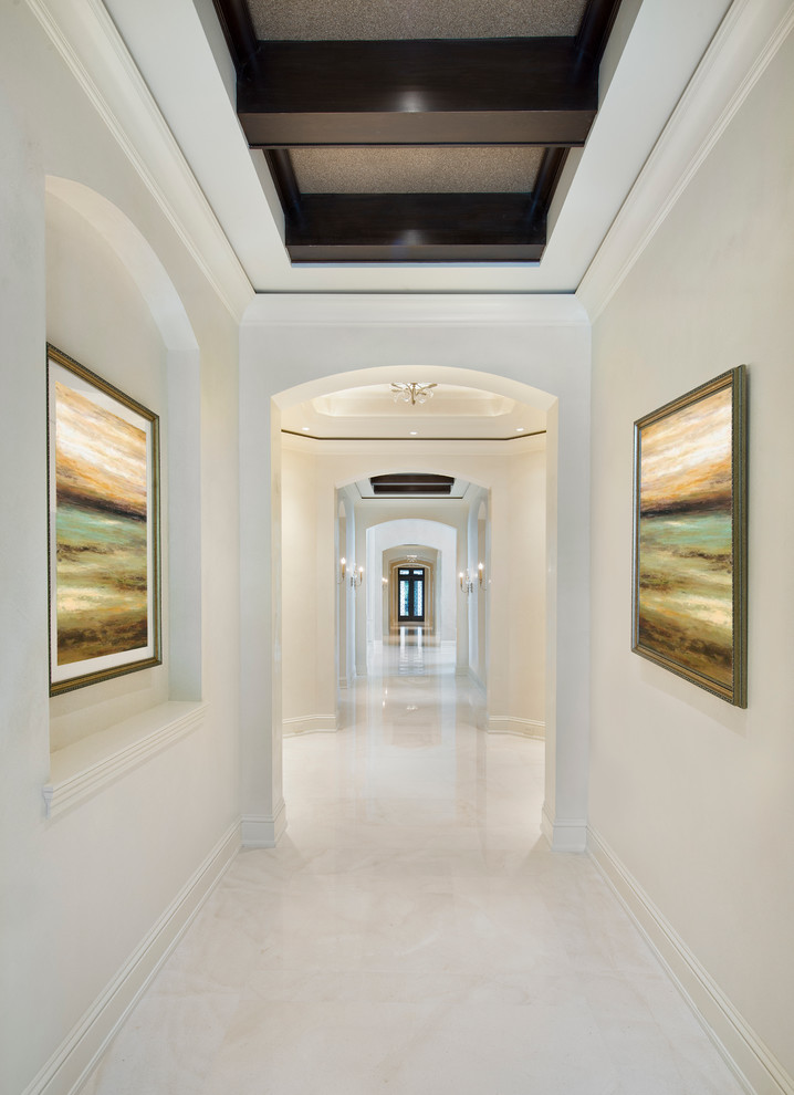 Стильный дизайн: огромный коридор в стиле неоклассика (современная классика) - последний тренд
