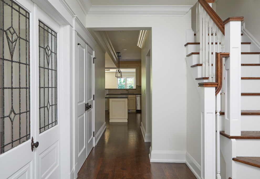 Ispirazione per un piccolo ingresso o corridoio chic con pareti bianche, pavimento in legno massello medio e pavimento marrone