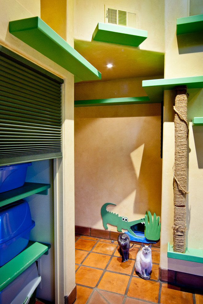 Источник вдохновения для домашнего уюта: коридор в стиле фьюжн с бежевыми стенами и полом из терракотовой плитки