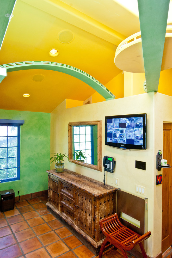Bild på en eklektisk hall, med gröna väggar och klinkergolv i terrakotta