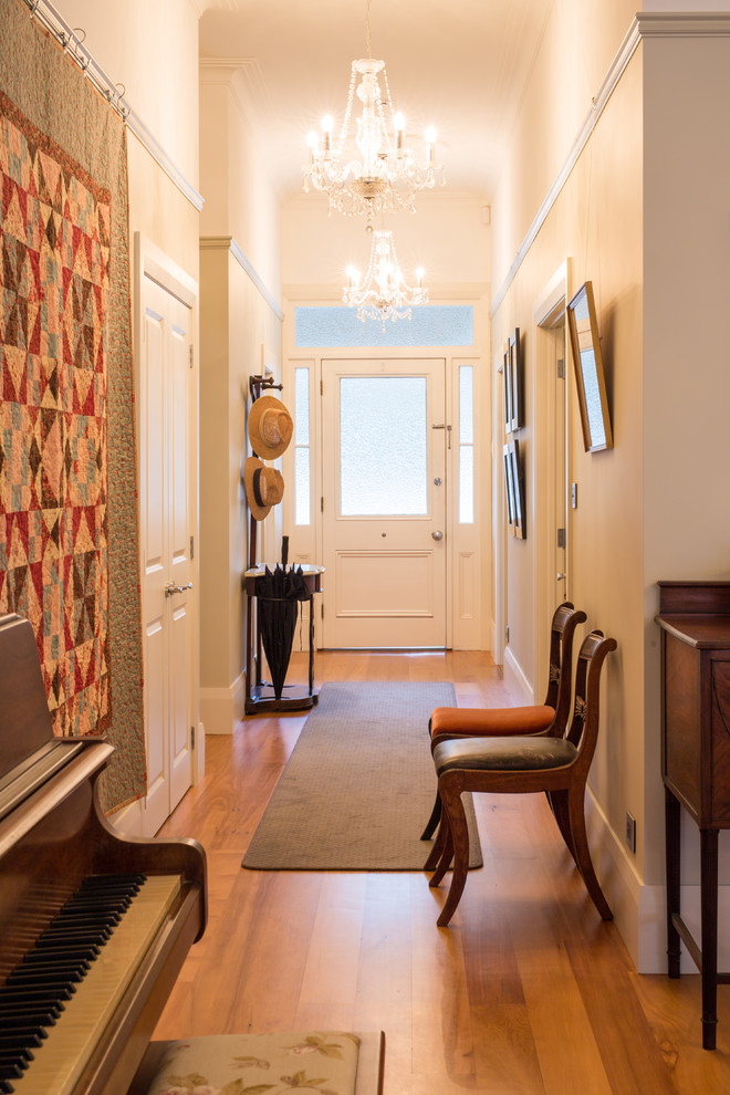 Inspiration pour un couloir traditionnel de taille moyenne avec un sol en bois brun.