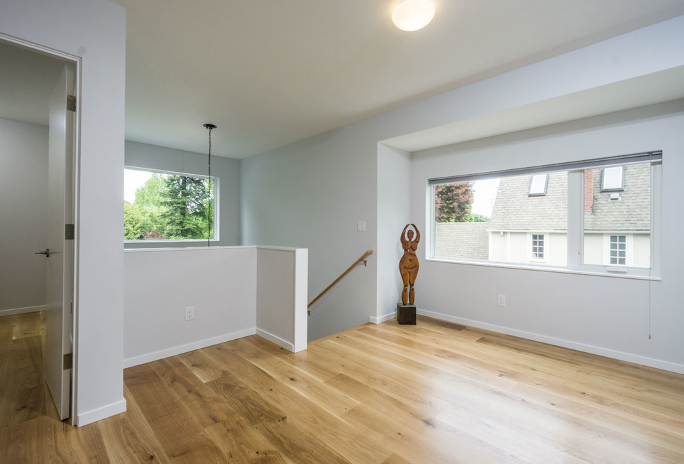 Mittelgroßer Moderner Flur mit weißer Wandfarbe, hellem Holzboden und braunem Boden in Portland