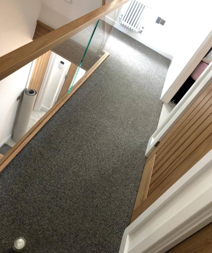 Foto di un ingresso o corridoio moderno con moquette e pavimento grigio
