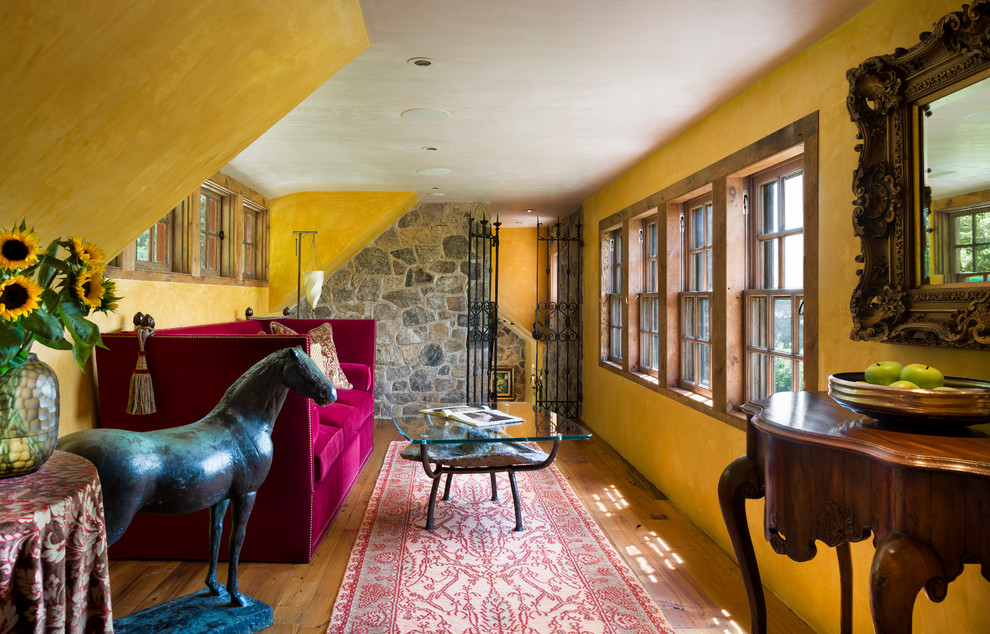 Inspiration för en eklektisk hall, med gula väggar, mellanmörkt trägolv och brunt golv