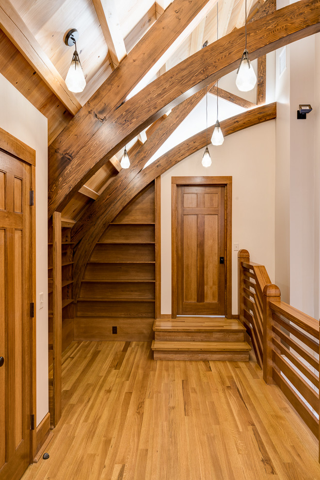 Источник вдохновения для домашнего уюта: большая лестница в стиле кантри