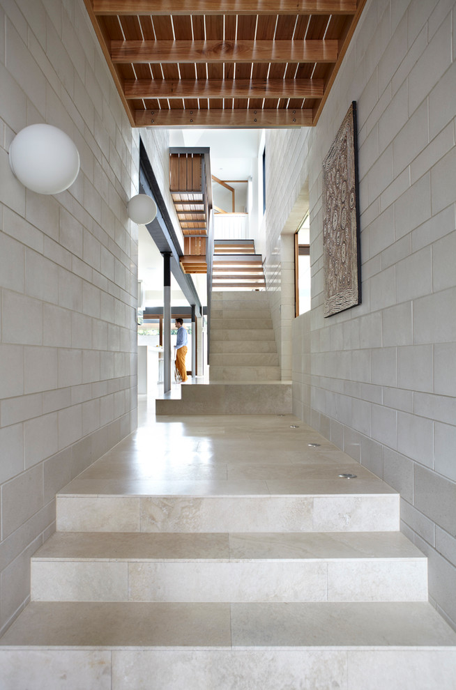 Aménagement d'un couloir contemporain avec un mur gris et un sol blanc.