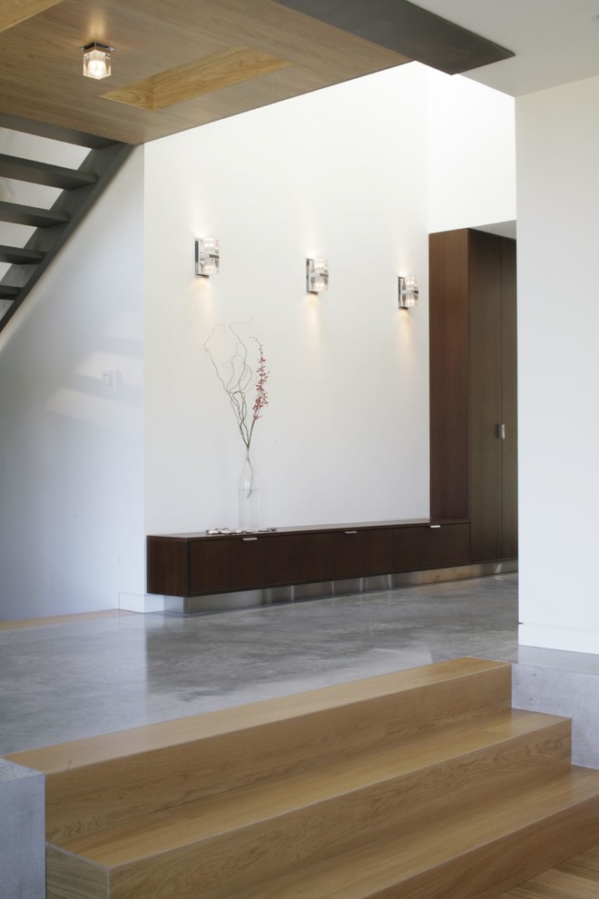 Example of a minimalist hallway design in Vancouver