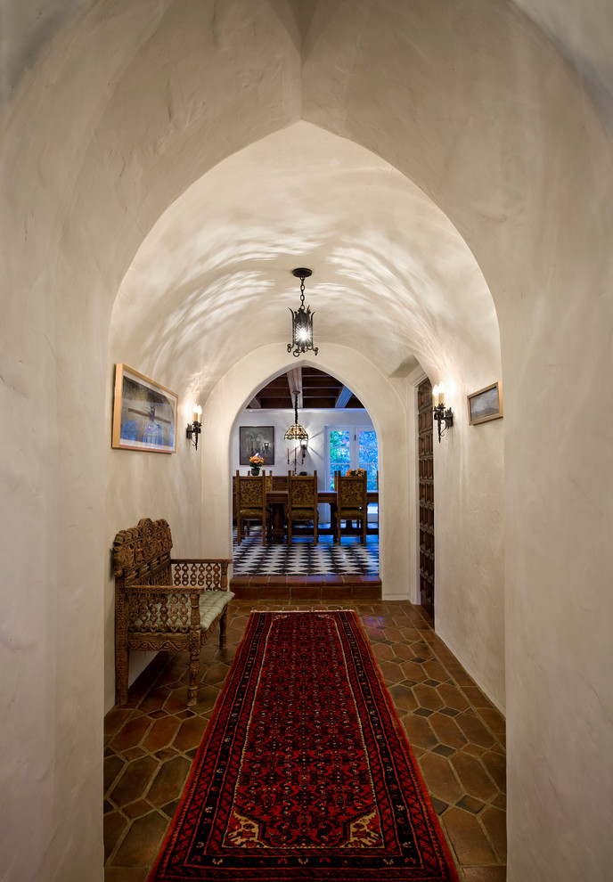 Пример оригинального дизайна: коридор в средиземноморском стиле с белыми стенами