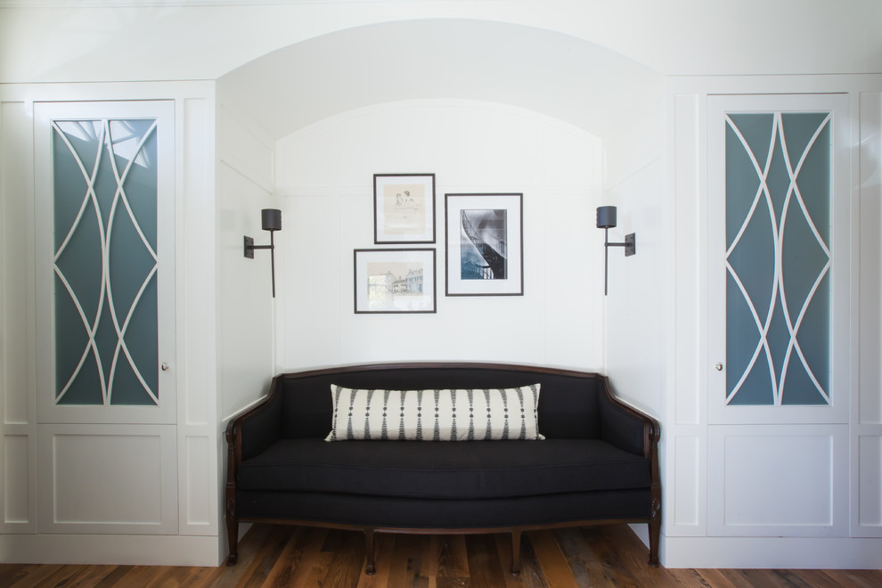 Idéer för vintage hallar, med vita väggar och mellanmörkt trägolv