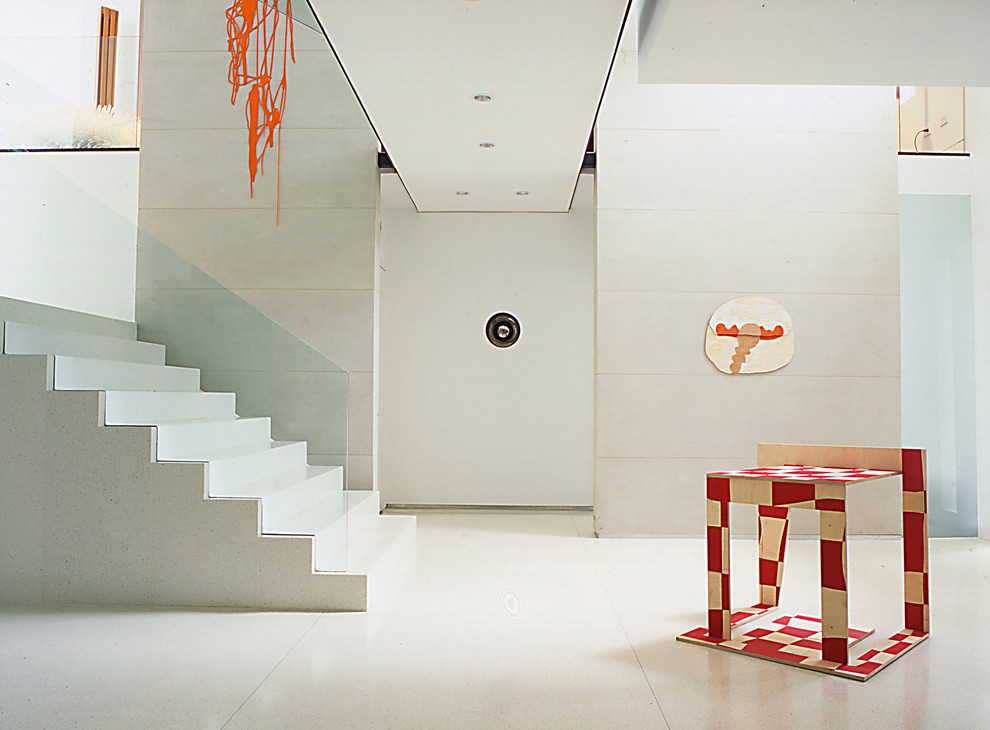 Foto di un ingresso o corridoio contemporaneo con pareti bianche e pavimento bianco