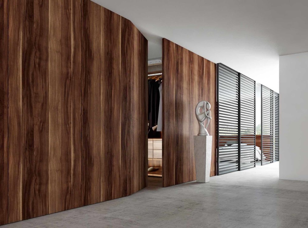 Réalisation d'un couloir design de taille moyenne avec un mur blanc, moquette et un sol gris.