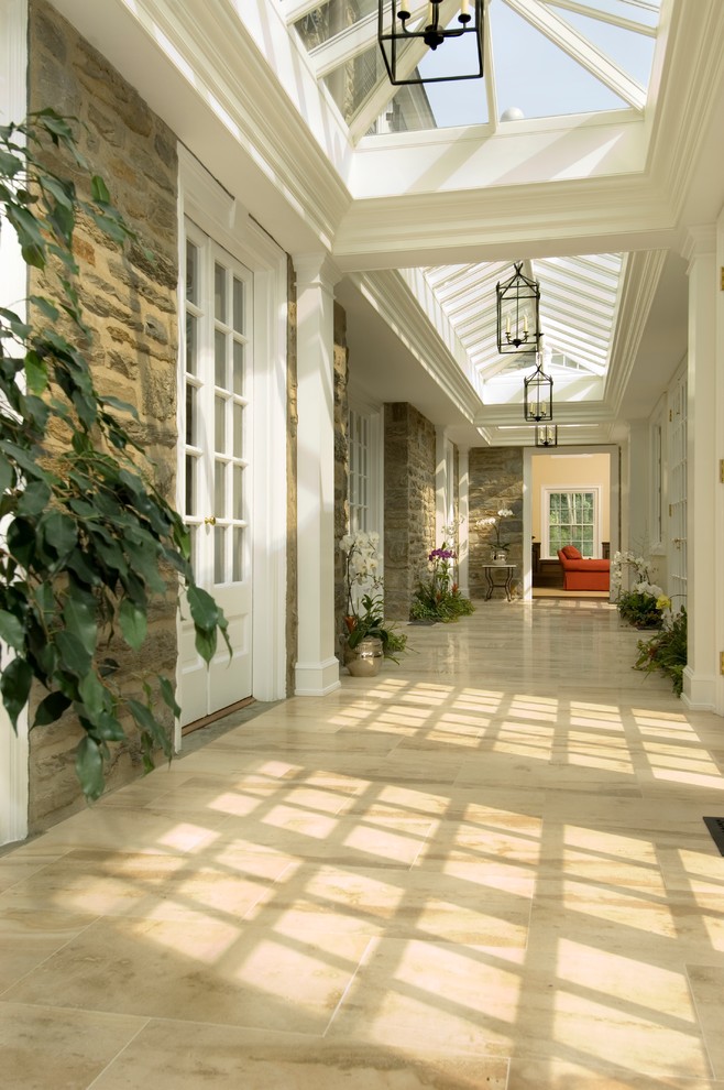 Свежая идея для дизайна: большой коридор в классическом стиле - отличное фото интерьера