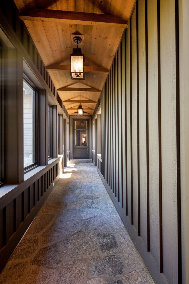 На фото: большой коридор в современном стиле с коричневыми стенами и коричневым полом