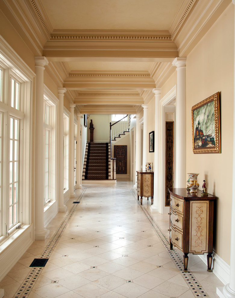 Ejemplo de recibidores y pasillos tradicionales con paredes beige