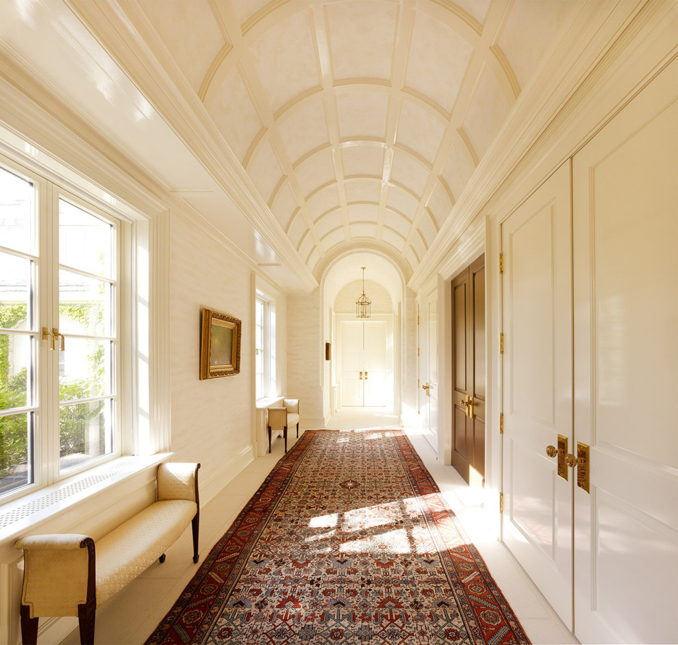 Пример оригинального дизайна: коридор в классическом стиле