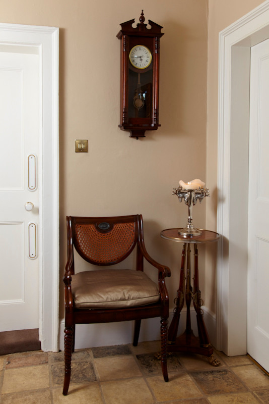 На фото: коридор среднего размера в классическом стиле с бежевыми стенами и полом из терракотовой плитки с
