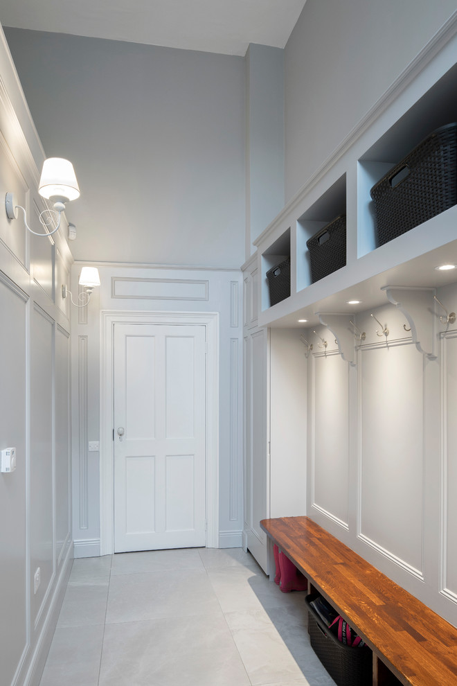 Свежая идея для дизайна: коридор среднего размера в классическом стиле с серыми стенами и полом из керамической плитки - отличное фото интерьера
