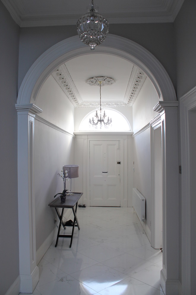 На фото: коридор: освещение в классическом стиле