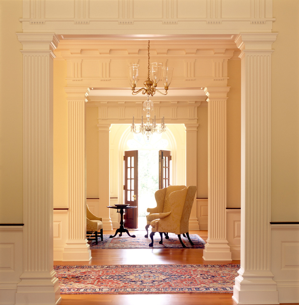 Источник вдохновения для домашнего уюта: большой коридор в классическом стиле с паркетным полом среднего тона и желтыми стенами