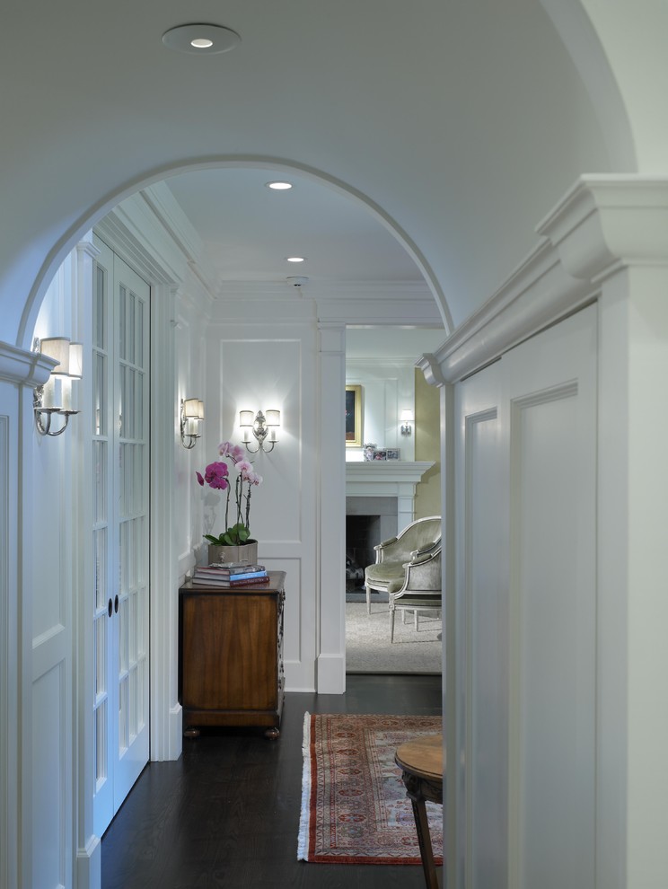 Пример оригинального дизайна: коридор: освещение в классическом стиле