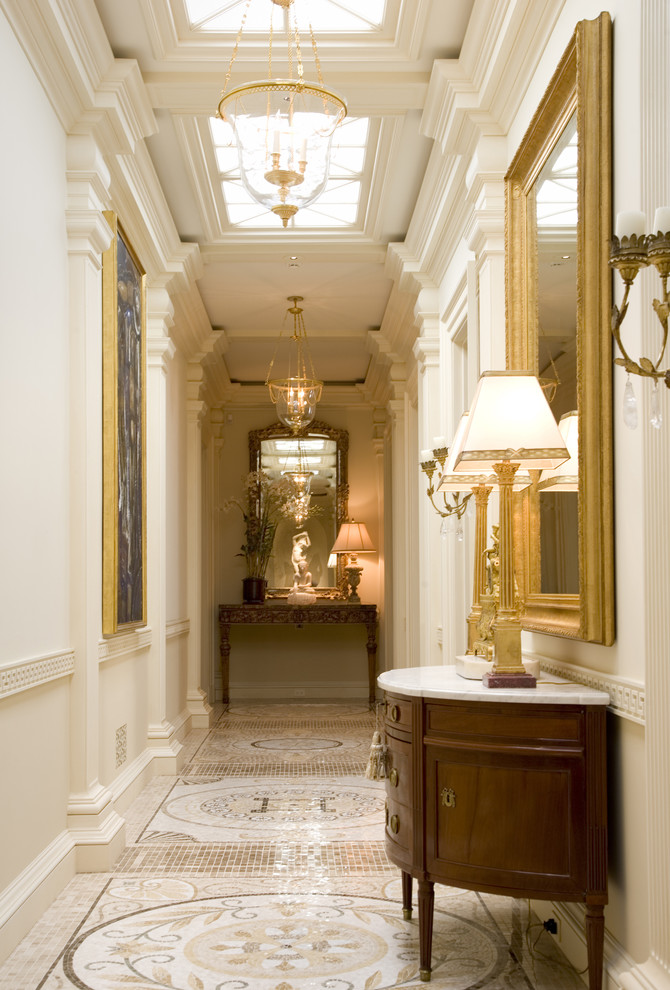Immagine di un ingresso o corridoio chic con pareti bianche e pavimento beige
