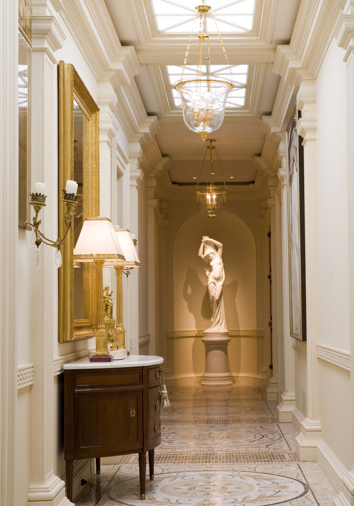 Esempio di un ingresso o corridoio chic con pareti beige e pavimento multicolore