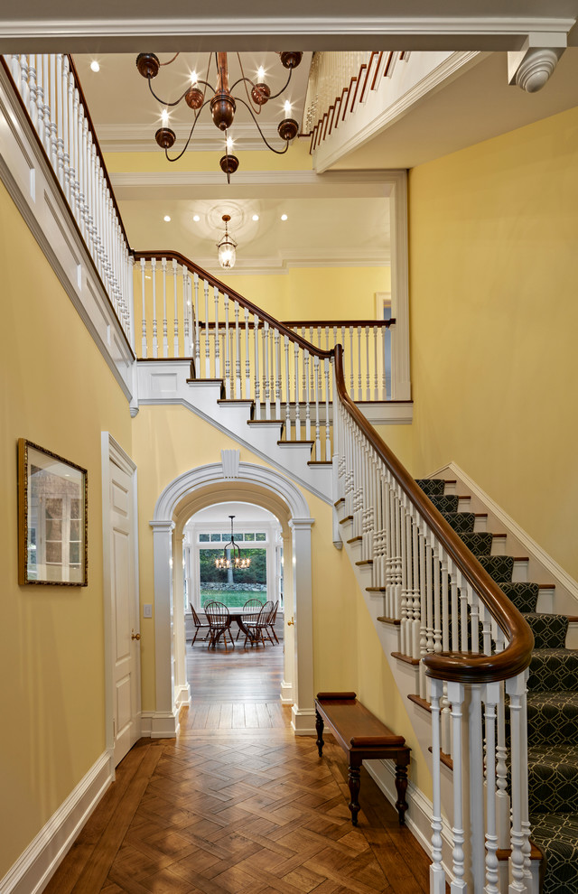 Источник вдохновения для домашнего уюта: коридор в классическом стиле с желтыми стенами и паркетным полом среднего тона