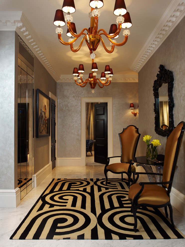 Стильный дизайн: коридор в классическом стиле с серыми стенами и белым полом - последний тренд