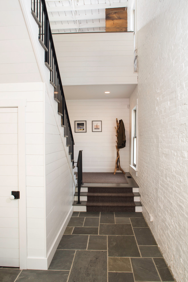 Пример оригинального дизайна: коридор среднего размера в стиле лофт с белыми стенами и полом из сланца