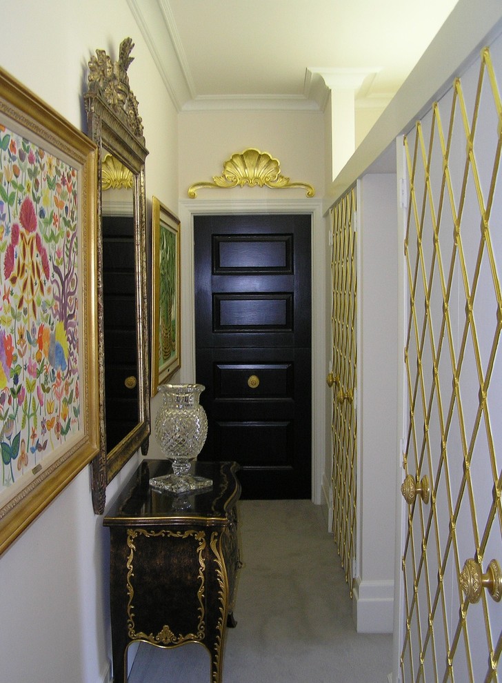 На фото: маленький коридор в стиле фьюжн для на участке и в саду