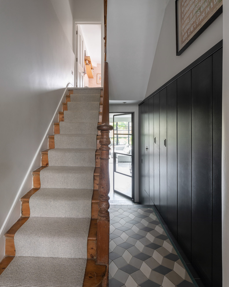 Пример оригинального дизайна: коридор среднего размера в современном стиле с серыми стенами, полом из керамогранита и разноцветным полом