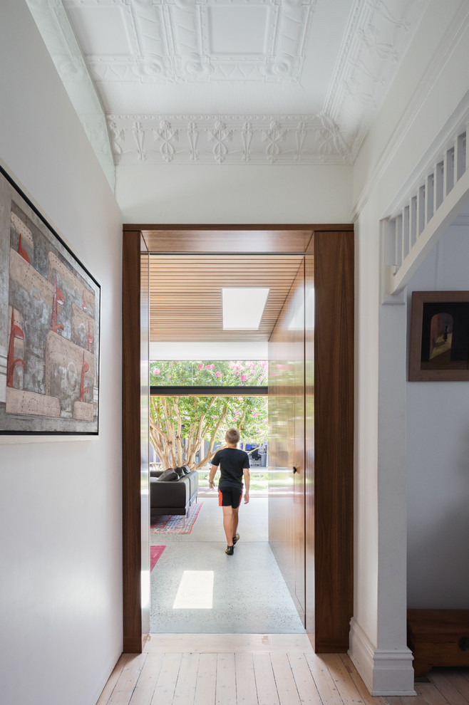 Идея дизайна: коридор среднего размера в современном стиле с белыми стенами, деревянным полом и бежевым полом