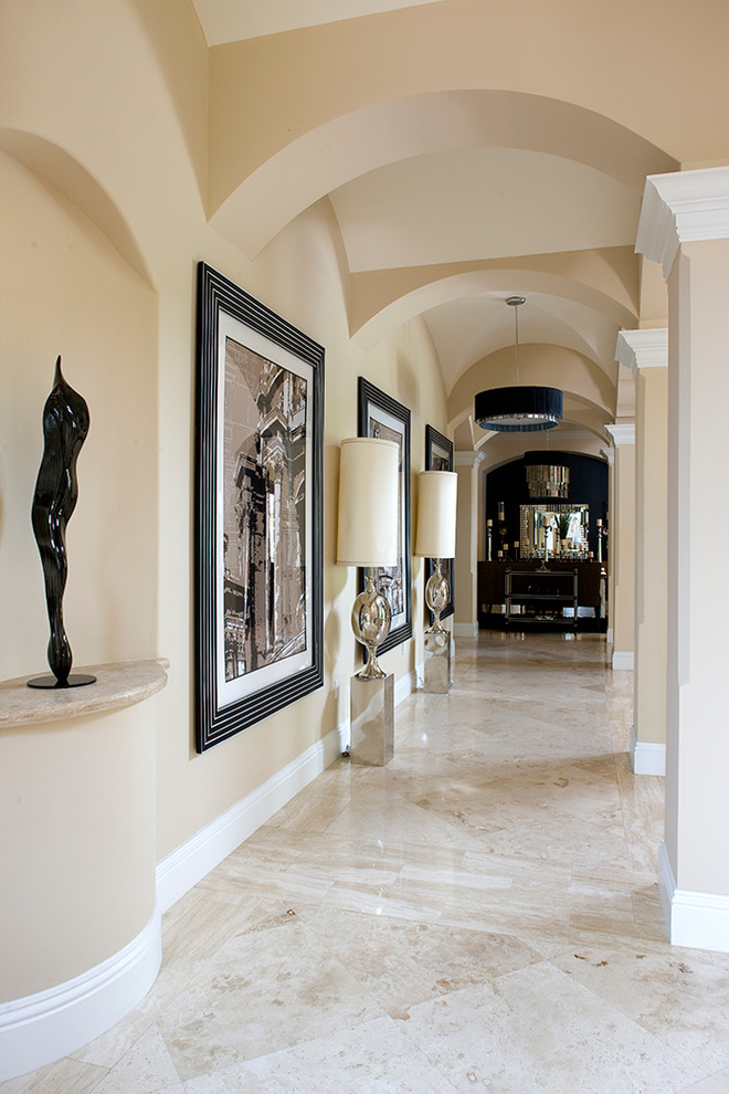 Foto de recibidores y pasillos clásicos renovados con paredes beige, suelo de mármol, suelo beige y iluminación