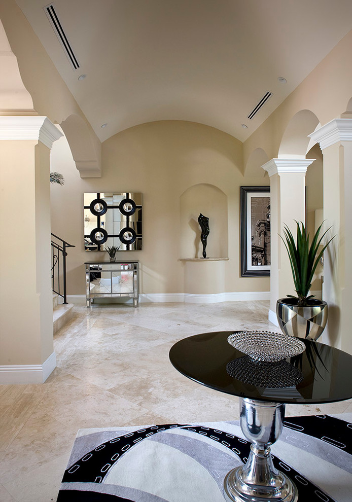 Ispirazione per un ingresso o corridoio chic con pareti beige, pavimento in marmo e pavimento beige