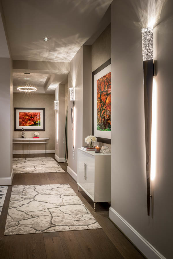Пример оригинального дизайна: большой коридор в стиле модернизм с серыми стенами, светлым паркетным полом и серым полом