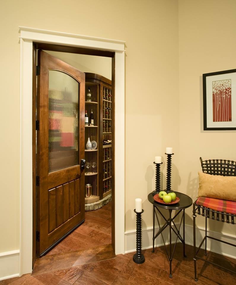 Exemple d'un petit couloir chic avec un mur beige, un sol en bois brun et un sol marron.