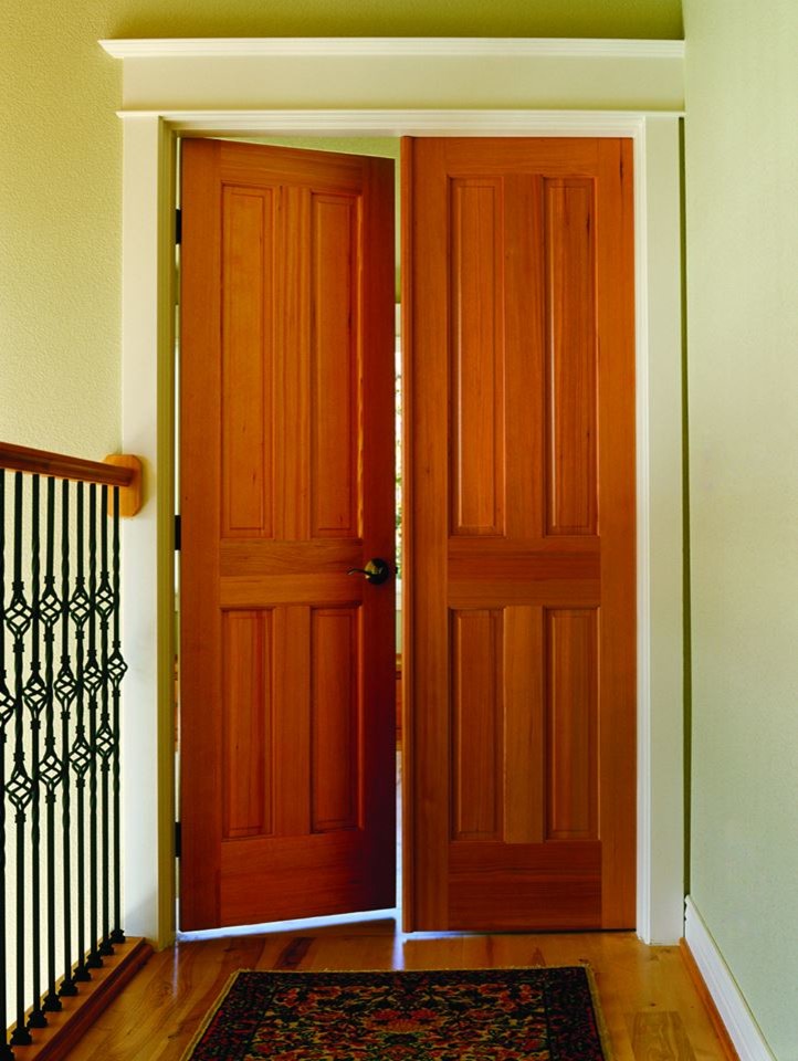 Immagine di un piccolo ingresso o corridoio chic con pareti marroni, pavimento in legno massello medio e pavimento marrone