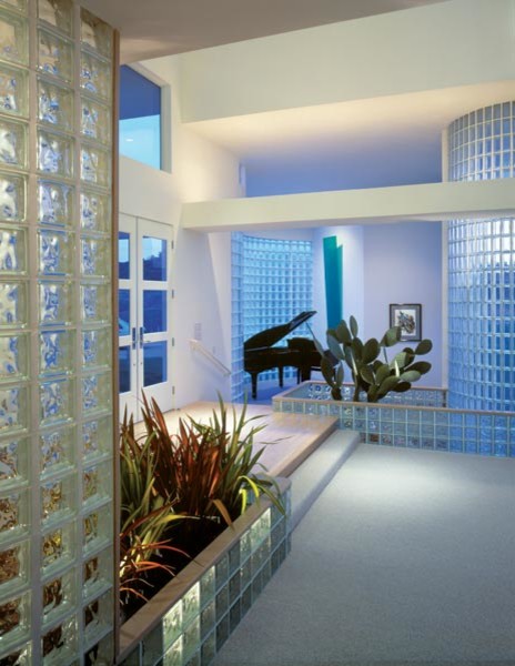 Стильный дизайн: коридор среднего размера в стиле модернизм с белыми стенами и ковровым покрытием - последний тренд